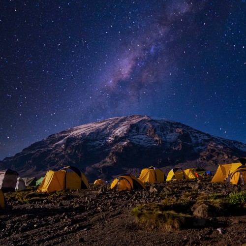Kili base camp di notte | Viaggiare in Tanzania