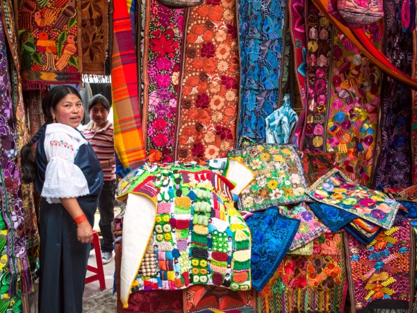 Comprare uno dei tanti colorati prodotti in un mercato locale