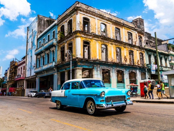 Percorrere le strade dell’Havana a bordo di auto d’epoca