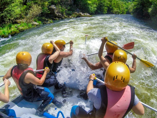 Sfidare il fiume Lousios con un rafting avventuroso