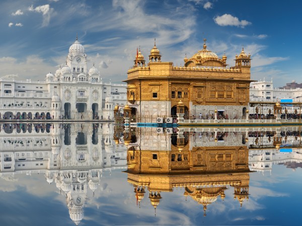 Osservare il tempio d'oro di Amritsar nel Punjab