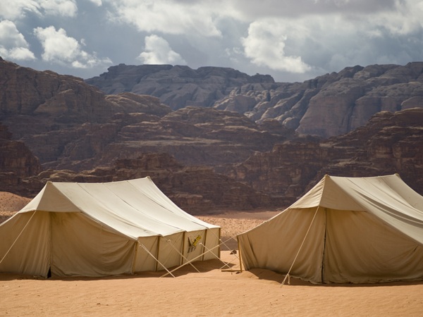 Sognare a occhi aperti sulla sabbia rossa del Wadi Rum