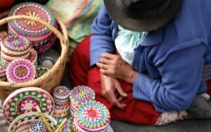 Signora che vende cestini di vimini | Viaggiare in Ecuador