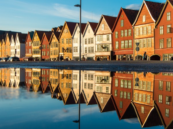 Passeggiare tra i vicoli del pittoresco porto di Bergen