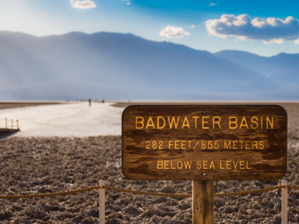 Camminare nel bacino salino di Badwater nella Death Valley