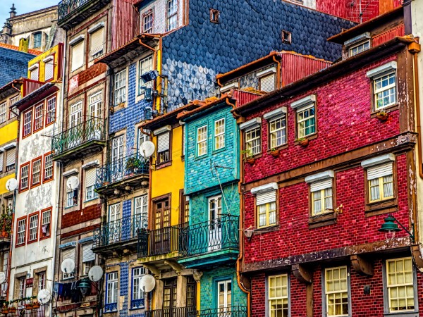 Passeggiare tra gli antichi quartieri della vivace Porto