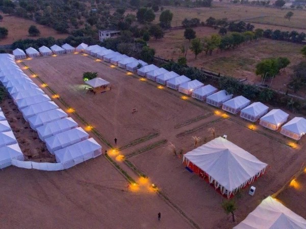 Dormire nel deserto in un autentico campo tendato