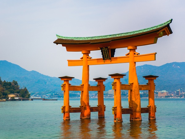 Ammirare il santuario di Itsukushima ad Hatsukaichi