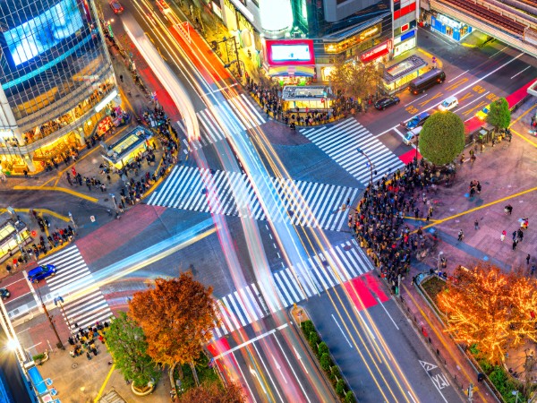 Attraversare il famoso incrocio pedonale di Shibuya