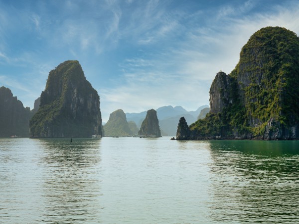Navigare tra gli isolotti della baia di Halong
