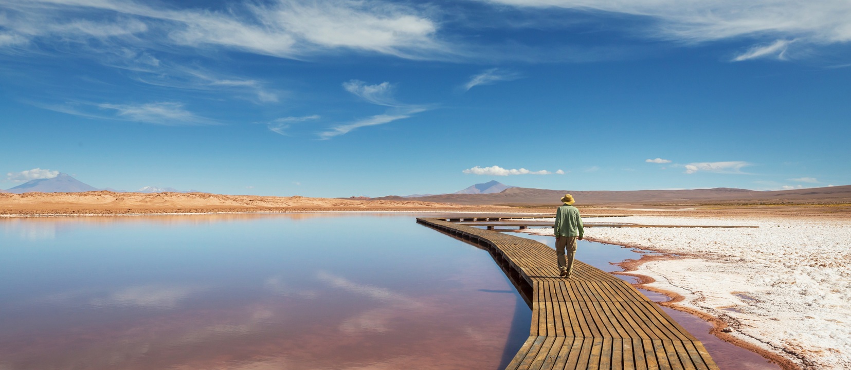 Persona che cammina lungo una pedana in Argentina | Viaggigiovani.it