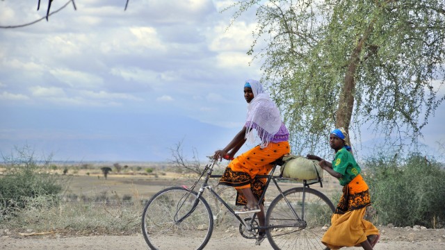 Donne masai lungo la strada