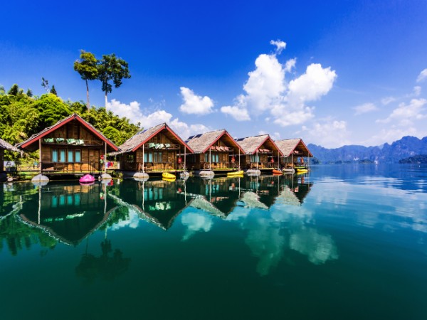 Pernottare in una casa galleggiante sul Lago Cheow Lan a Khao Sok