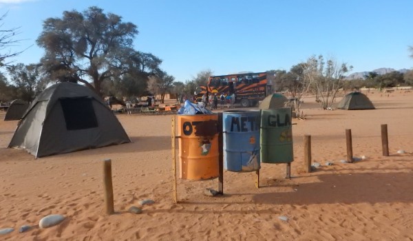 Piazzola tenda in Namibia con bidoni | Tour Namibia