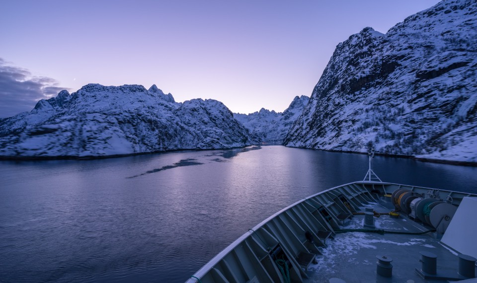 Navigazione notturna lungo il Trollfjord | I 10 fiordi norvegesi da non perdere