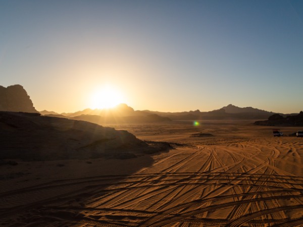 Osservare l'alba sulle dune del Wadi Rum
