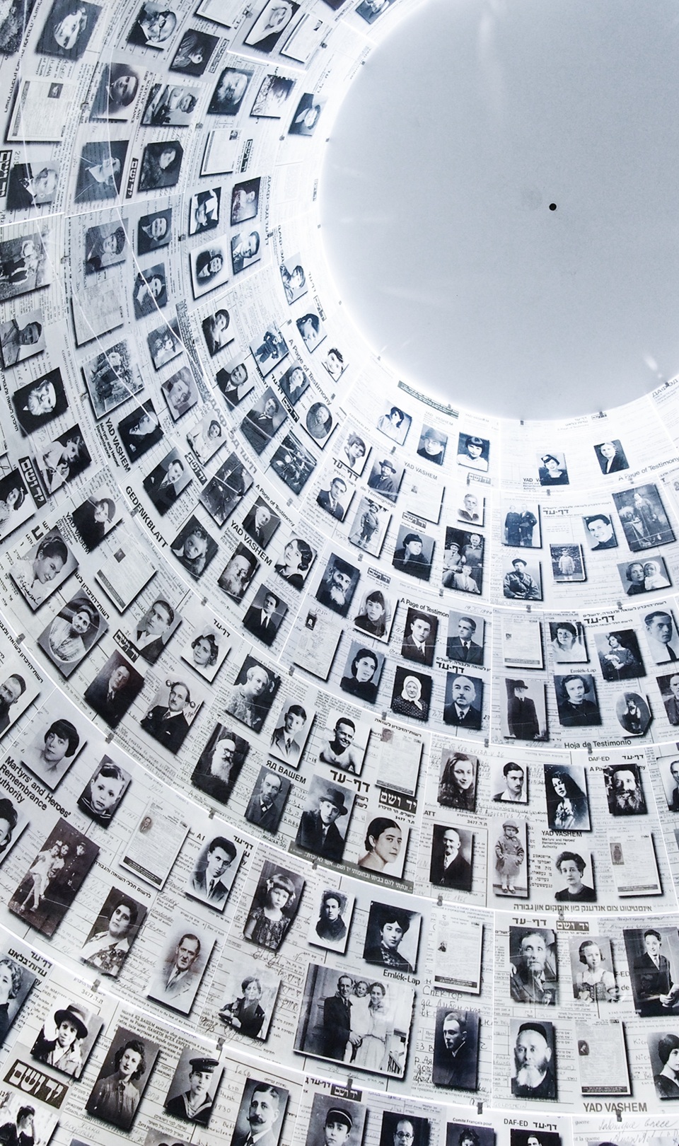 Testimonianze nella Sala dei Nomi dello Yad Vashem, Gerusalemme