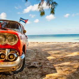 Una Chevrolet sulla spiaggia | Viaggiare a Cuba